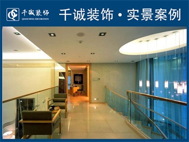 整個色調(diào)以暖色調(diào)為主，給人以溫馨舒適的感覺